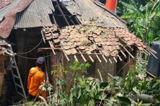 38 Rumah Warga dan Sekolah...