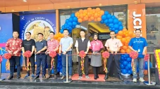 Resmikan Outlet Perdana,...