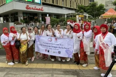 Ratusan Perempuan Berkebaya...