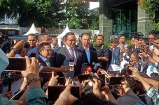 Anies Irit Bicara Respons...