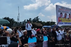 Orasi di Depan MK, Din...