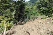 Longsor Tutup Jalan...
