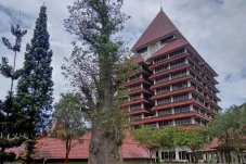 12 Universitas dengan...