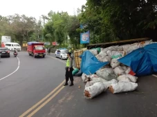 Tak Kuat Menanjak, Truk...