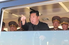 Dipantau Kim Jong-un,...