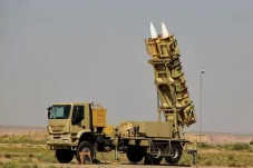 Iran Luncurkan Senjata...