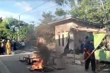 Amuk Emak-emak di Karawang...