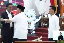 Momen Prabowo Genggam...