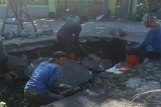 Hati-hati! Simpang Jalan...
