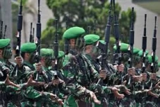Prajurit TNI Tersambar...