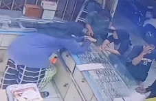 Terekam CCTV Curi Ponsel,...