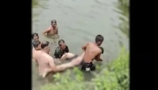 Tak Bisa Berenang, Pelajar...