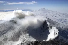 Gunung Berapi Lontarkan...