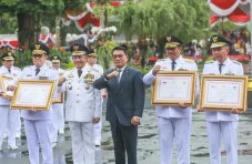 Di Bawah Kepemimpinan...