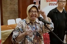 Risma Pantau Emak-emak...