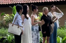 Idol K-Pop Ditahan di...