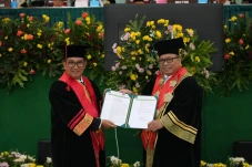 Raih Gelar Profesor...