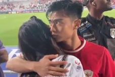 Azizah Salsha Beri Pelukan...