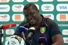 Pelatih Guinea Gemetar...
