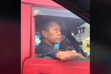 Sopir Angkot Ini Tetap...