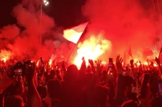 Hujan Kembang Api hingga...