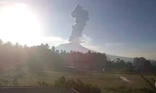 Gunung Ibu Erupsi Pagi...