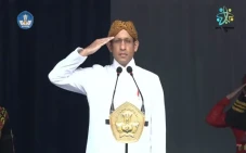 Berpakaian Adat Jawa,...