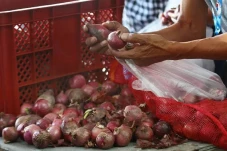 Harga Bawang Merah Menggila,...