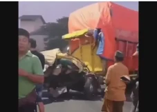 Truk Muatan Kardus Ringsek...