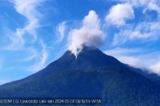 Gunung Lewotobi di Flores...
