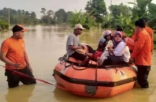Sungai Cibereum Meluap,...