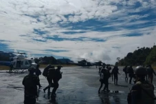 TNI-Polri Buru KKB Penyerang...