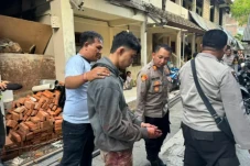 Wanita Muda di Kuta...