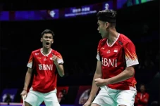 Nonton Keseruan Perempat...