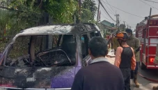 Angkot Terbakar Hebat...