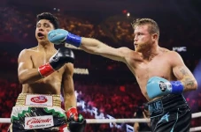 Canelo Jatuhkan Jaime...