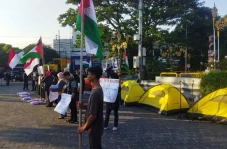Mahasiswa Gelar Aksi...