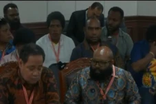 Dicecar Hakim Konstitusi,...