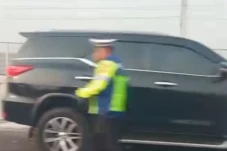 Mobil Dinas Polri dan...