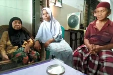 Kisah Nenek Rochmah,...