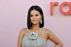 Selena Gomez Rehat dari...
