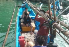 Perahu Terbalik Dihantam...