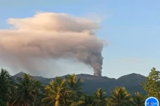 Gunung Dukono Erupsi...