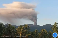 Gunung Dukono Erupsi,...