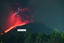 Awas! Gunung Ibu Erupsi...