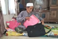 Kisah Kakek Mahmud,...