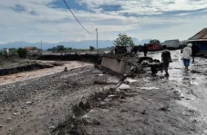 Banjir Bandang Terjang...