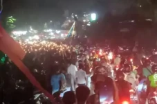 Nyalakan 1.000 Lilin,...