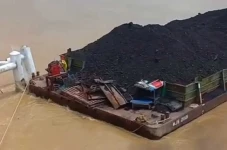 Kapal Tongkang Pengangkut...