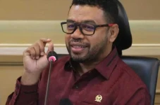 Senator Filep Dorong...